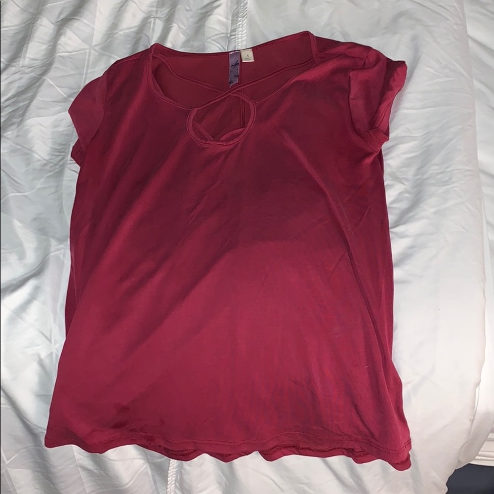 S Alya short sleeve maroon tee